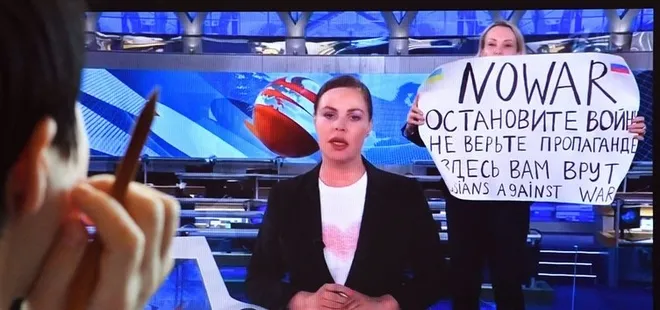 ’Savaşa hayır’ pankartı açan Rus editöre Macron’dan flaş teklif!