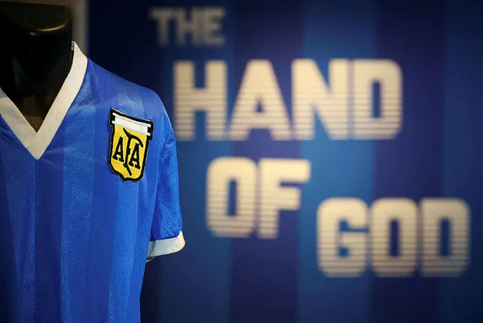 diego-armando-maradonanin-tanrinin-eli-formasi-satildi-dudak-ucuklatan-rakam-1651683002942.jpg Diego Armando Maradona'nın "Tanrının eli" forması satıldı! Dudak uçuklatan rakam... - 3