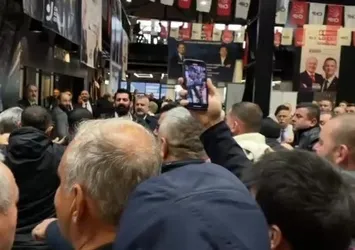 CHP'de değişmeyen manzara! Kocaeli İl Kongresi'nde gazeteciye saldırı girişimi