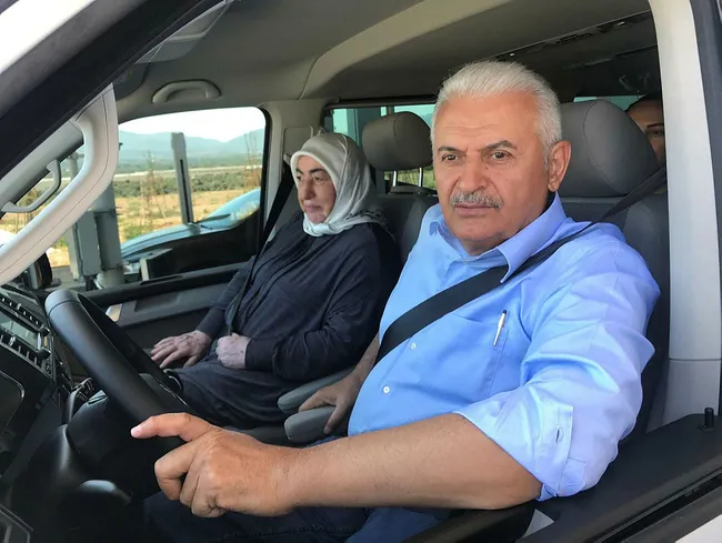 Binali Yıldırım, İstanbul-İzmir Otoyolu'nda minibüs kullandı - 1