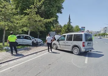 Kayseri’de kontrolden çıkan otomobil karşı yola geçti: 1 yaralı