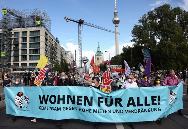 berlin-sokaklarda-artan-konut-fiyatlari-almanlari-cilgina-cevirdi-1631391199767.jpg Berlin sokaklarda! Artan konut fiyatları Almanları çılgına çevirdi - 5