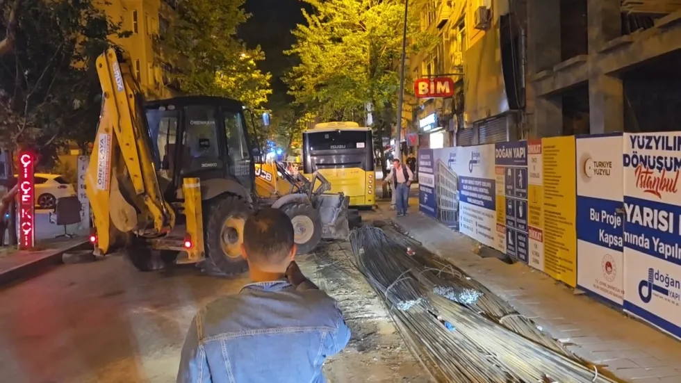 Fatih'te kaza! İETT otobüsünü delen demir yolcuyu yaraladı - 2