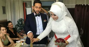 Nikahtan önce sandığa gittiler