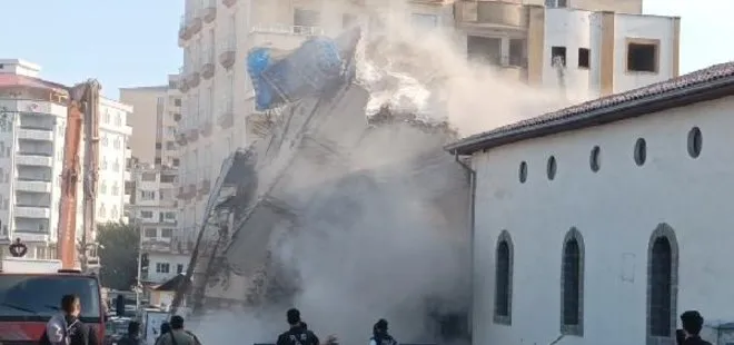 Gaziantep’te asrın felaketinde hasar gördü! 5 katlı bina yıkım sırasında böyle çöktü