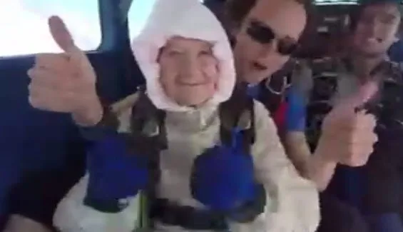 102 yaşında paraşütle atladı