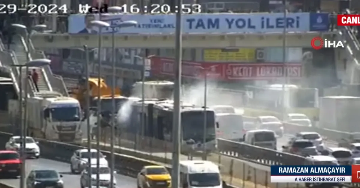 Küçükçekmece’de metrobüs yangını