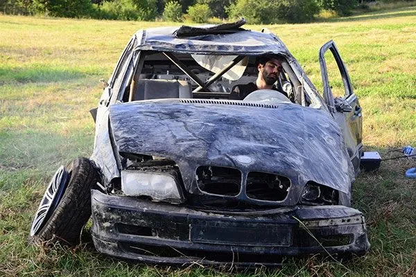 Ebru Yaşar klip için BMW ile kaza yaptı