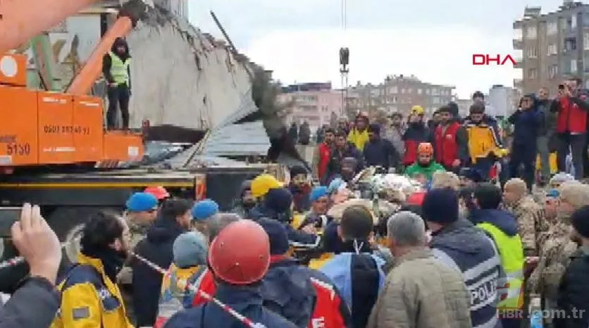 Depremden saatler sonra mucize kurtuluşlar! Umutlu bekleyişler sürüyor 22