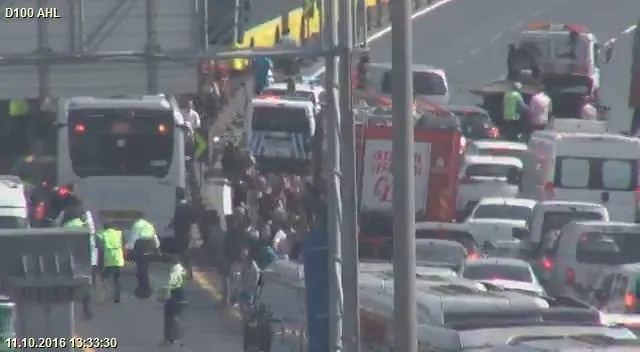 Sefaköy’de bir araç metrobüs yoluna girdi