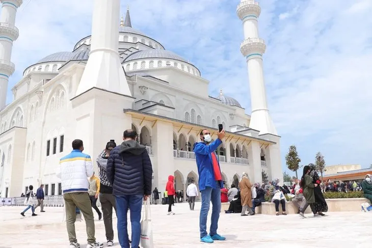 Başkan Erdoğan’ın açılışını yaptığı Uzun Mehmet Camisi’nde ilk Cuma namazı kılındı