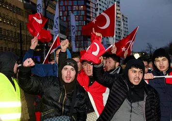 Hollanda'da Türkler PKK'yı protesto etti