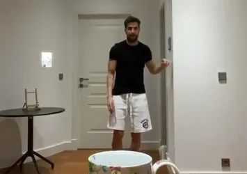 Cesc Fabregas'dan yeni akım! Ayağıyla poşet çayını bardağa attı