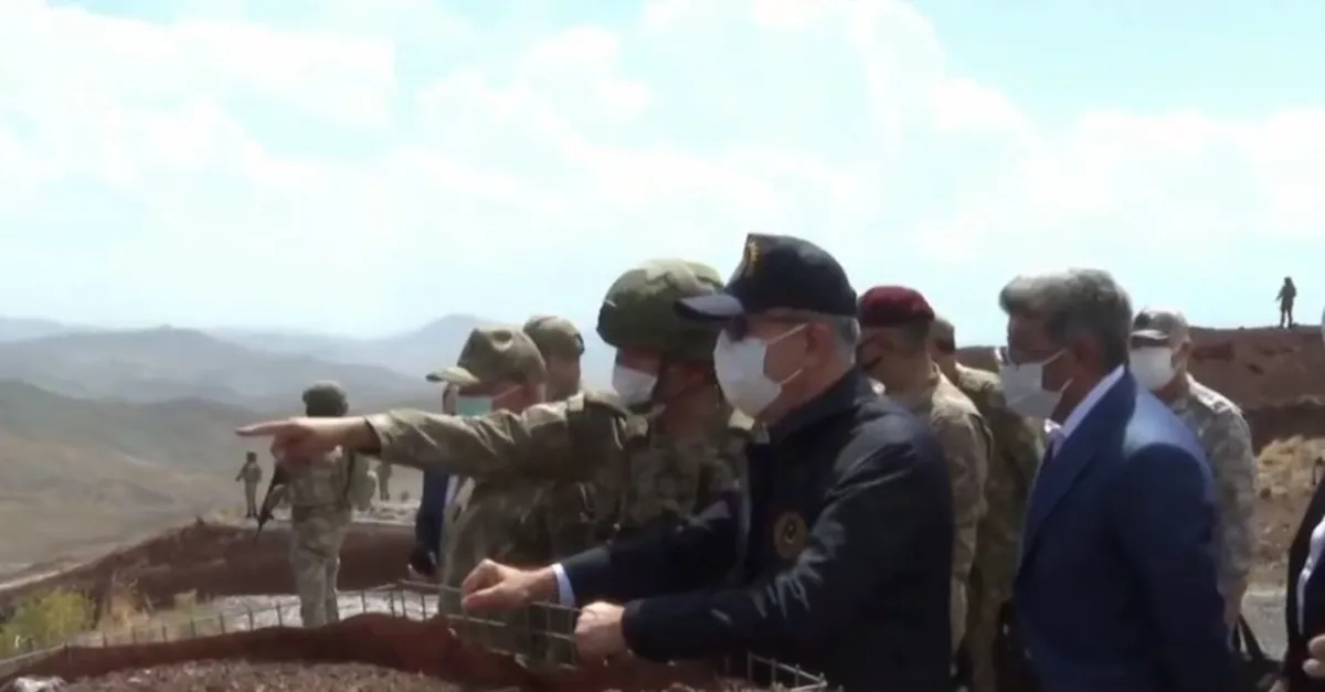 Hulusi Akar ve komutanlar İran sınırında