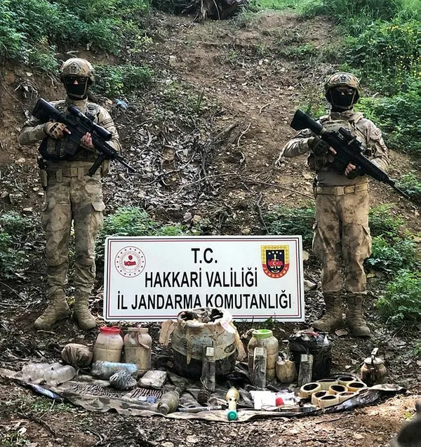 Hakkari'de PKK'ya ait patlayıcı silah ve mühimmat ele geçirildi - 3