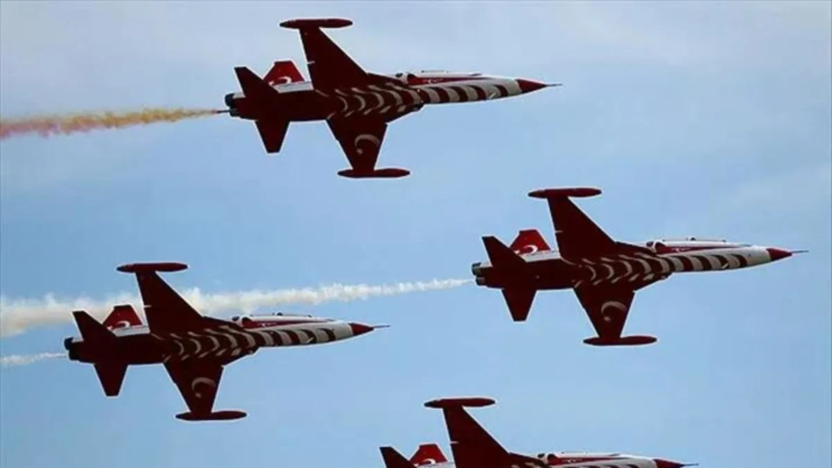 Türk Yıldızları Antalya semalarında gösteri uçuşu yaptı