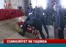 Atatürkün mozolesine bırakılan çelenkte dikkat çeken detay |Video