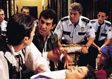 Kadir İnanır'ın rol aldığı Komser Şekspir filmindeki o hata görenleri şaşırttı! İşte Yeşilçam'daki çekim hataları