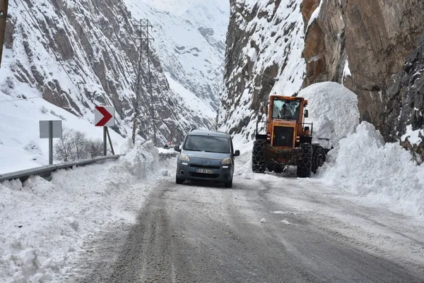 1643124236302.jpg Yol temizlenirken çığ düştü! Kar küreme ekipleri tehlike atlattı! İşte o anlar... - 2
