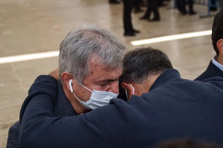 Özdemir Bayraktar son yolculuğuna uğurlandı! Sevenleri Fatih Camii'ne akın etti