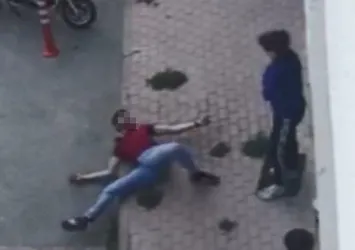 Bursa'da korkutan görüntü! Kaldırıma yatıp kıvrandı