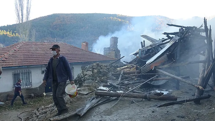 kutahyada-coplukte-cikan-yangin-kizilcukur-koyune-yayildi-10dan-fazla-ev-kul-oldu-vatandaslar-tahliye-edildi-1731009524583.jpg Kütahya'da çöplükte çıkan yangın Kızılçukur köyüne yayıldı: 10'dan fazla ev kül oldu, vatandaşlar tahliye edildi - 1