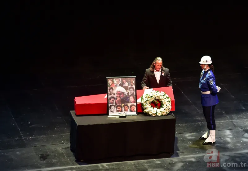 Cüneyt Arkın'ın cenazesinde tepki çeken hareket: "Burası manzara değil" 2