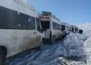 Kar yolları kapadı! 6 minibüs yolda mahsur kaldı