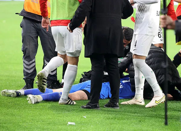 Göztepe-Altay maçında Göztepeli taraftar Altay Kalecisinin sırtına korner direği ile vurdu