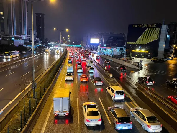 İstanbul'da haftanın son iş gününde trafik yoğunluğu - 1