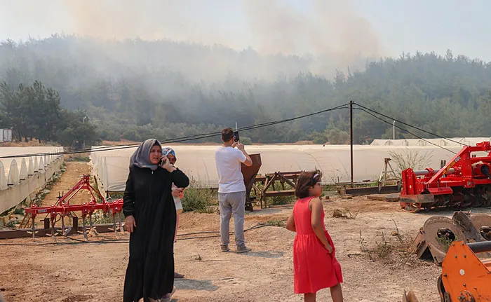 izmirde-ormanlik-alanda-yangin-havadan-ve-karadan-mudahale-basladi-1719666479229.jpg İzmir'deki 3 yangın kontrol altına alındı! Bakan Yumaklı yangınların çıkış nedenini açıkladı - 8