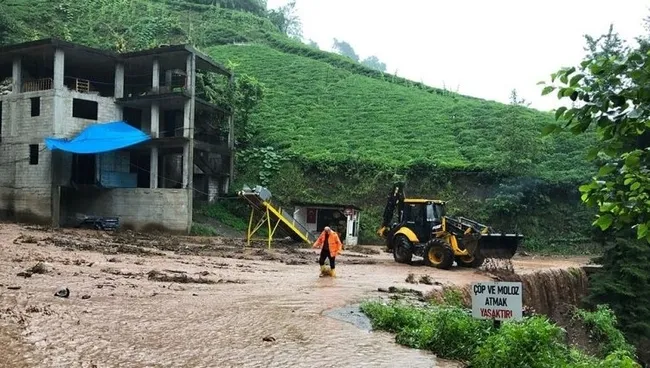 Artvin ve Rize’de sağanak sele neden oldu, dereler taştı! Doğu Karadeniz’de sağanak sürecek mi?