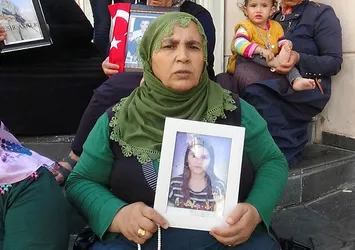 Diyarbakır'da evlat nöbeti sürüyor! Acılı anne: Buradan gitmeyeceğiz
