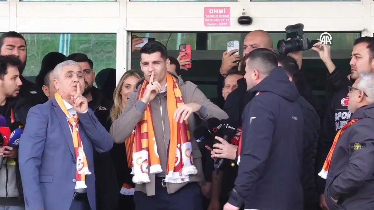 Alvaro Morata Galatasaray için İstanbul’da! Taraftara böyle 3’lü çektirdi