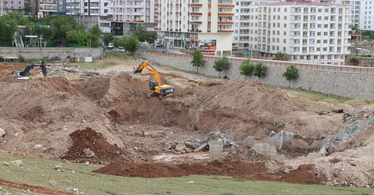 HDP'li vekillerin "toplu mezar” dedikleri yerde hurda çıkarma işi çıktı!