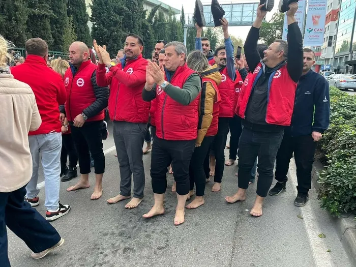 İzmir’de çıplak ayaklı isyan! On binlerce belediye işçisi maaş gaspına karşı sokağa döküldü
