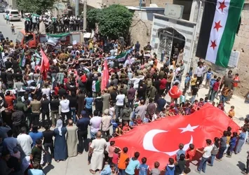 Suriye halkı Türkiye'nin yanında! Türk bayraklarıyla destek yürüyüşü düzenlendi