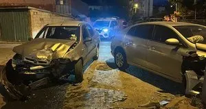 Sivas’ta iki otomobil çarpıştı: 6 kişi yaralandı