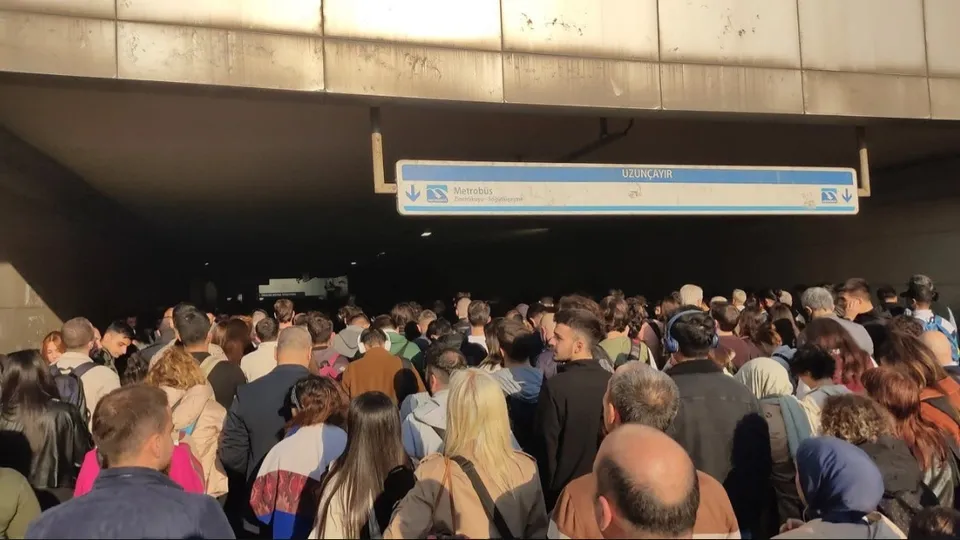 İstanbullu canından bezdi! İBB’ye metrobüs eziyeti isyanı: ‘Her şey çok güzel oldu, gerçekten nefes dahi alamadık’