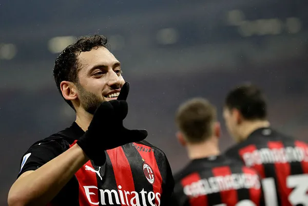 hakan-calhanoglu-yildizlasti-milan-lazioyu-devirdi-1608763558411.jpg Hakan Çalhanoğlu yıldızlaştı, Milan Lazio'yu devirdi - 2