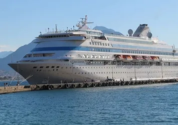 "Astoria Grande" Alanya Limanı'na demirledi