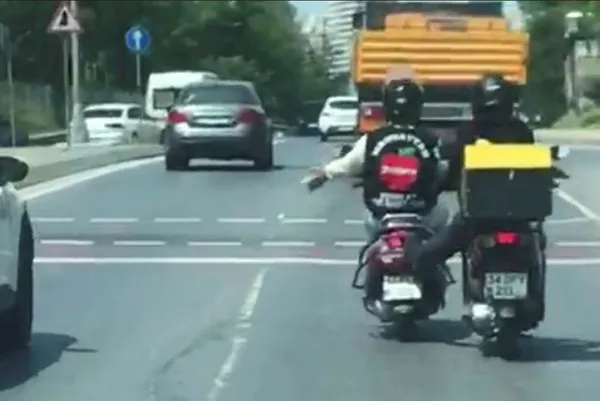 1685705688401.jpg İstanbul'da tehlikeli yolculuk! Benzini biten motosikleti ayağıyla itti - 1