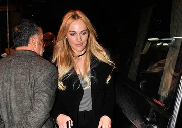 Meryem Uzerli tektaşı taktı