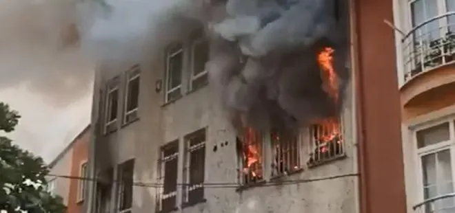 Küçükçekmece'de depo olarak kullanılan daire alev alev yandı!
