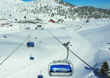 Denizli'de kar yağışının kalınlığı 1 metreyi buldu