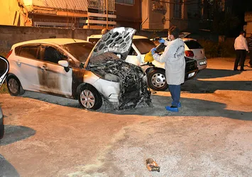 Adana'de üç otomobil kundaklandı