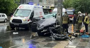 Lüks araç mezar oldu! Kontrolden çıktı direğe girdi