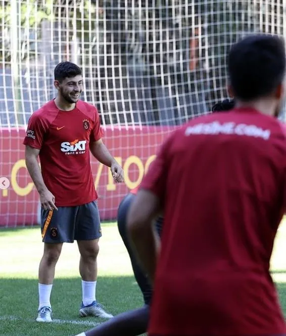 galatasarayin-yeni-transferleri-sahaya-indi-1662720570821.jpeg Galatasaray'ın yeni transferleri sahaya indi! - 1