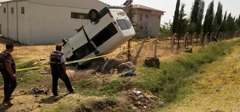 Ailesinden izinsiz aldığı minibüsle takla attı: 1 ölü, 4 yaralı