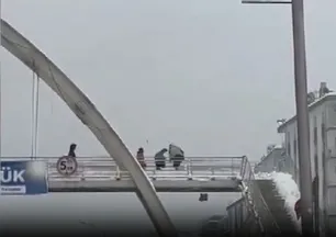 Üst geçitte korkunç saldırı! Kar topu atan çocuklara yumrukladı